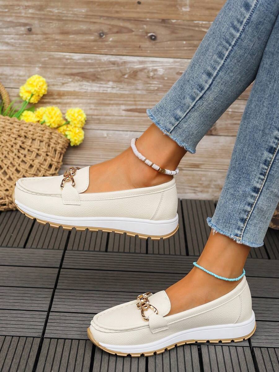 CAMERON | ZAPATO ELEGANTE CON BROCHE DORADO