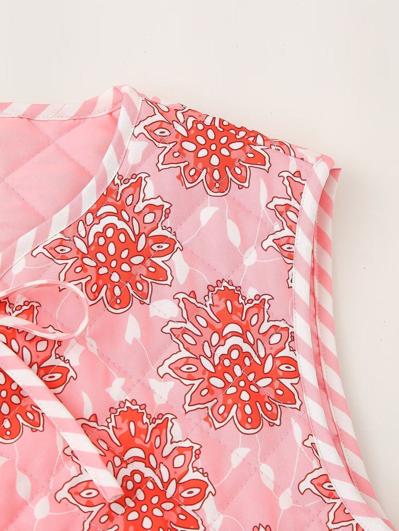 PINK BLUSH | CHALECO ACOLCHADO FLORAL CON LAZOS